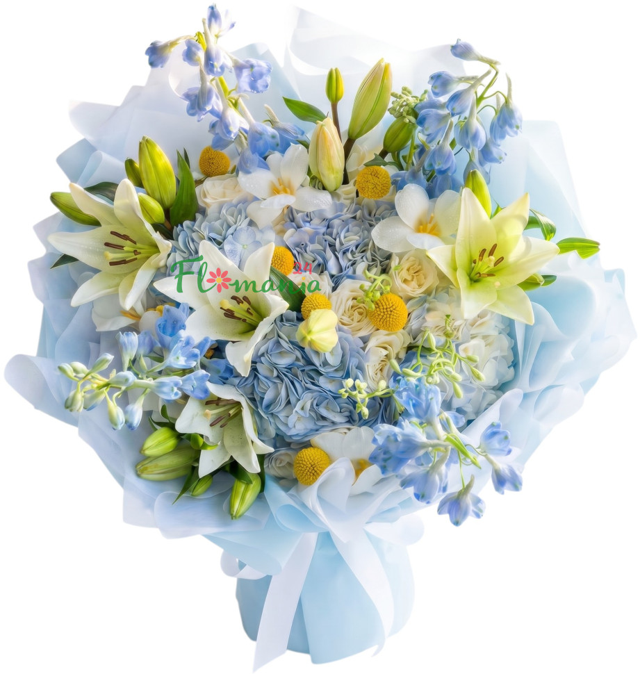 Букет  с голубой гортензией и белыми лилиями «Небесный вальс»